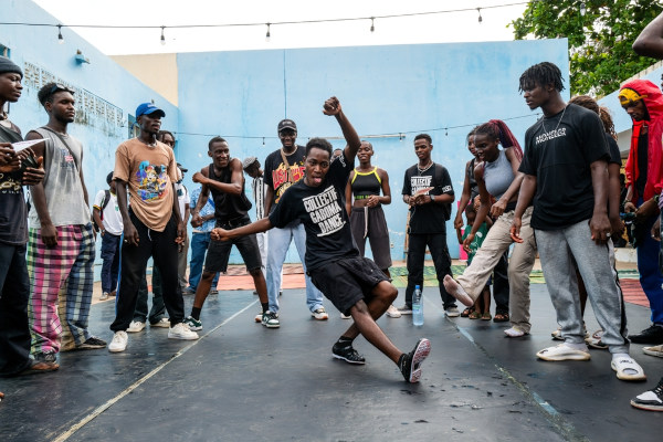 Dançarinos de hip-hop em uma rua, exemplo de sincretismo social.