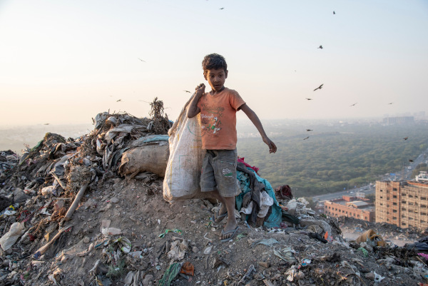 Criança trabalhando em um lixão, uma das piores formas de trabalho infantil.