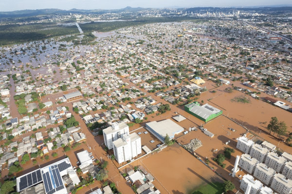 Região urbana alagada após as enchentes no Rio Grande do Sul.