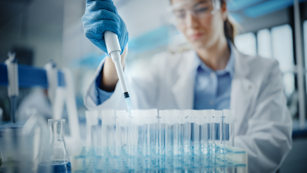 Cientista manipulando organismos em um laboratório, uma das situações ligadas à Biotecnologia.
