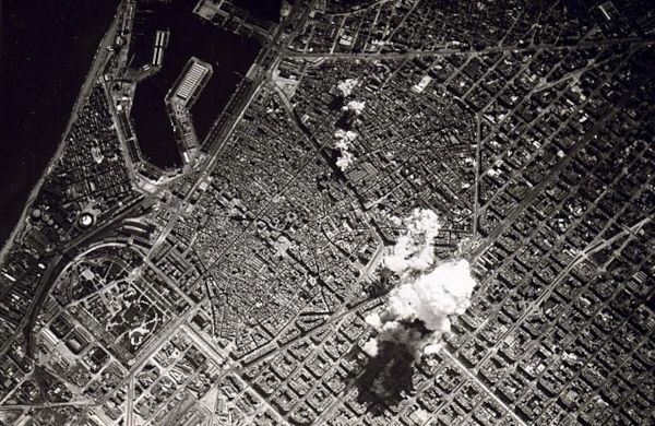 Bombardeio aéreo sobre Barcelona, em 1938, durante a Guerra Civil Espanhola.