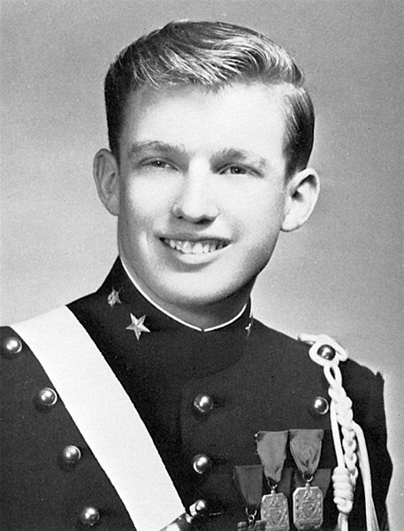 Fotografia do jovem Donald Trump na Academia Militar de Nova York.