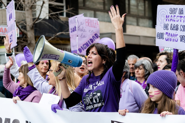 Mulheres em manifestação feminista contra o machismo.