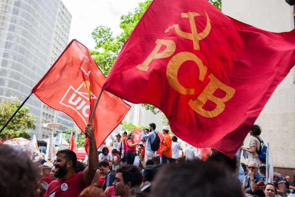 Apoiadores do Partido Comunista Brasileiro durante passeata.