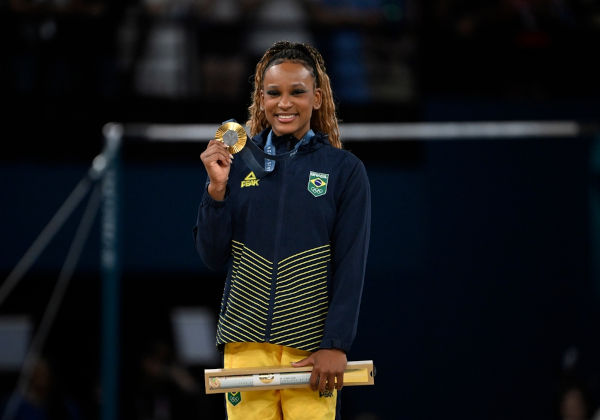 Rebeca Andrade celebrando a medalha de ouro obtida nas Olimpíadas Paris 2024.