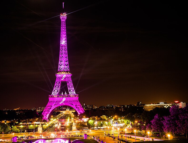 Torre Eiffel com iluminação rosa durante o Outubro Rosa.