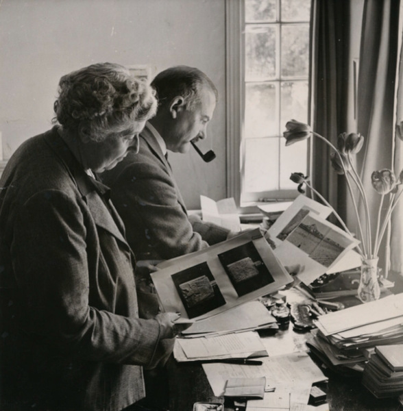 Agatha Christie e Max Mallowan vendo fotografias.