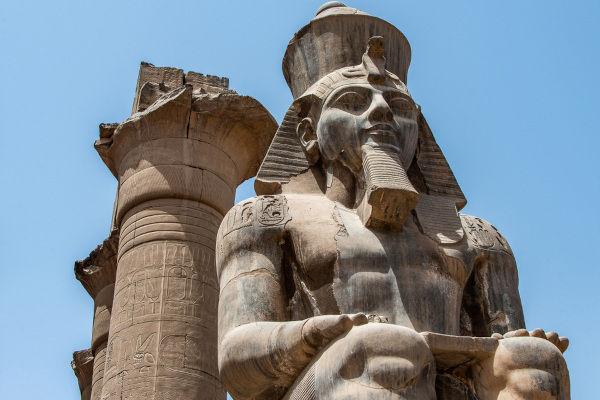 Estátua do faraó Ramsés II no Templo de Luxor, no Egito.