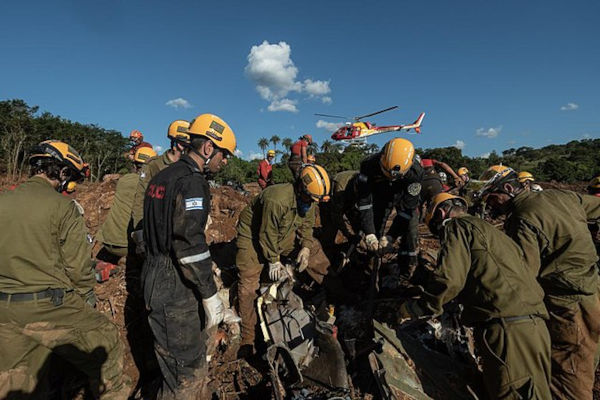 Soldados das Forças Armadas do Brasil e de Israel durante missão em Brumadinho.