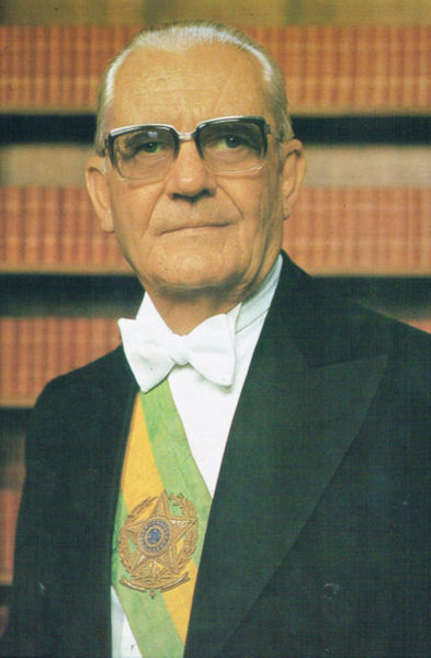 Fotografia oficial do presidente Ernesto Geisel em texto sobre governo Geisel.