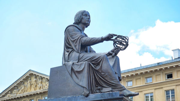 Monumento em homenagem ao astrônomo Nicolau Copérnico, homenageado com o nome do elemento químico copernício.[1]