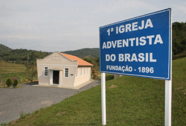 Edifício e placa da primeira Igreja Adventista fundada no Brasil.