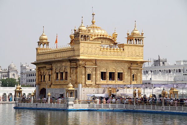 Harmandir Sahib ou Templo de Ouro, um dos principais locais de culto do sikhismo, uma das 5 maiores religiões do mundo.