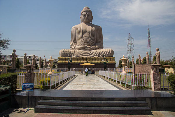 Estátua de Buda em Bodh Gaya, um dos lugares mais sagrados do budismo, uma das 5 maiores religiões do mundo.