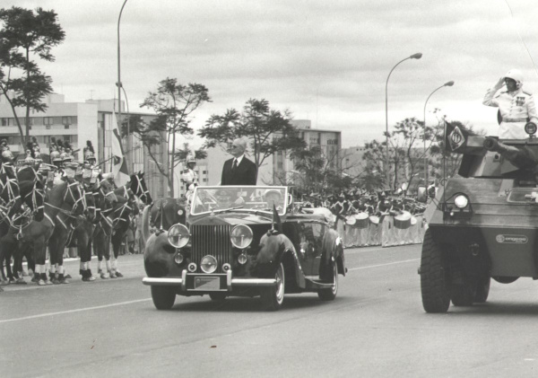 Ernesto Geisel no desfile de posse da presidência em 1973.