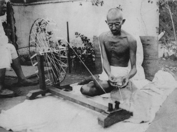 Mahatma Gandhi produzindo tecido.