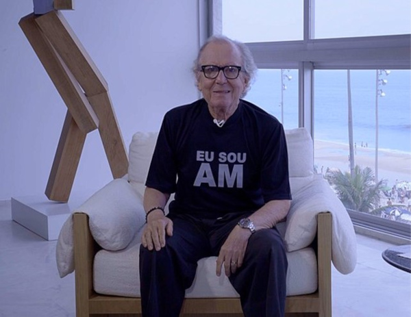 Washington Olivetto sentado em uma poltrona.