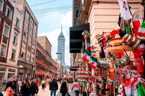 População nas ruas da Cidade do México, na América do Norte.