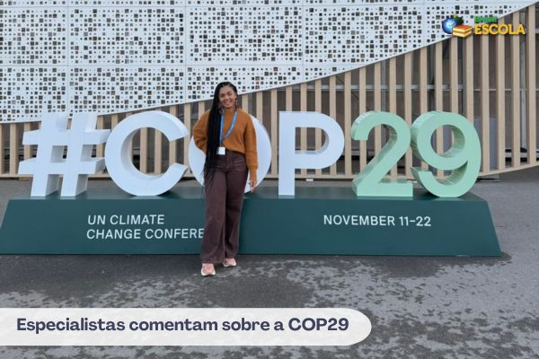 Karina Penha está em letreiro da COP29 em Baku, no Azerbaijão, texto Especialistam comentam sobre a COP29