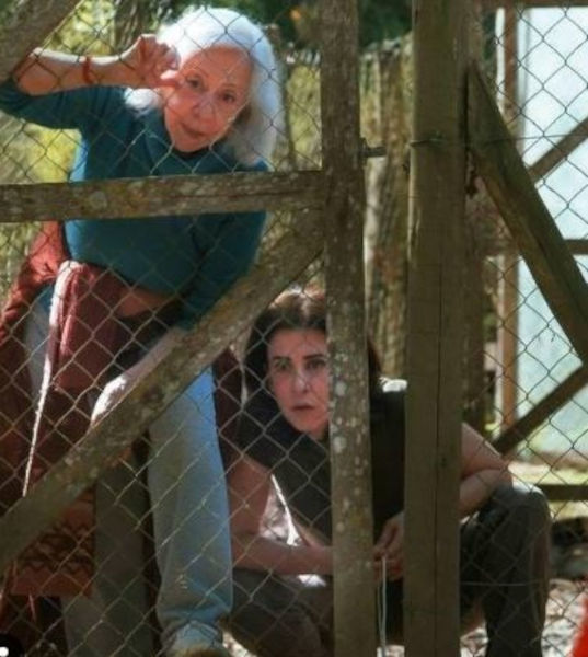 Foto de Fernanda Torres ao lado de Fernanda Montenegro em gravação da série Amor e Sorte.