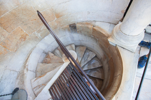 Interior da Torre de Pisa.[4]