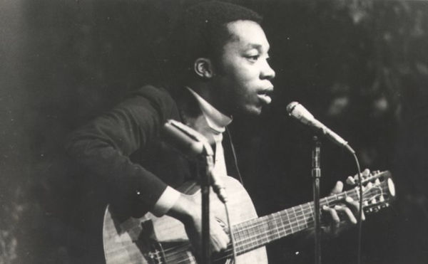 Fotografia de Milton Nascimento fazendo uma performance em sua juventude.