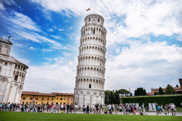 Turistas visitando a Torre de Pisa, um dos monumentos mais conhecidos da Itália.