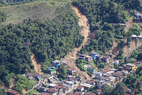 Vista aérea de deslizamento de terro no maior desastre climático de Petrópolis (RJ), em 2022.