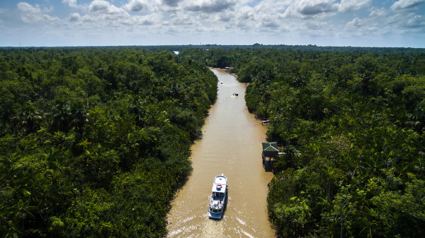 Vista aérea de uma embarcação no rio Amazonas, no Pará, estado que sediará a COP 30.