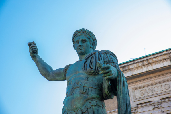 Estátua de Constantino em Milão, na Itália.