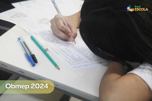 Estudante fazendo prova da Obmep em sala de aula, texto Obmep 2024