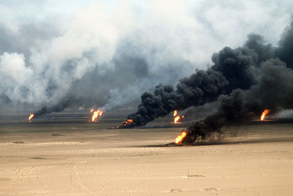 Poços de petróleo queimando durante a Guerra do Golfo (1990-1991), um reflexo da crise do petróleo.