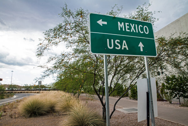 Placa de sinalização na fronteira EUA-México.