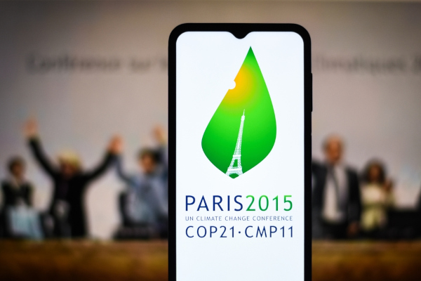 Celular com a logo da 21ª reunião da Conferência das Partes, a COP21, que resultou no Acordo de Paris.