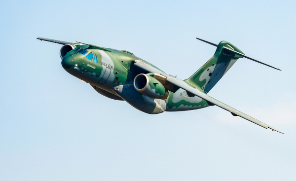 Avião Force KC390, da Força Aérea Brasileira, em demonstração de voo.