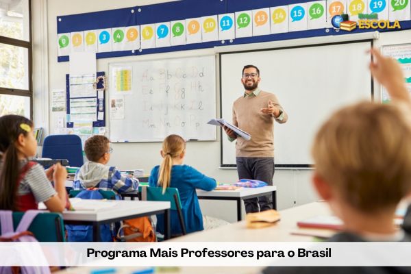 Professor em sala de aula, texto Programa Mais Professores