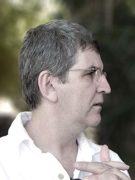 Marcos Bagno de perfil.