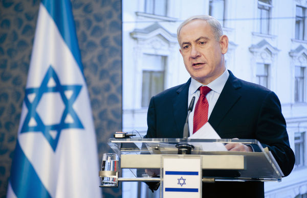 Fotografia de Benjamin Netanyahu tirada perto da bandeira do Estado de Israel. Fotografia de Benjamin Netanyahu tirada perto da bandeira do Estado de Israel.