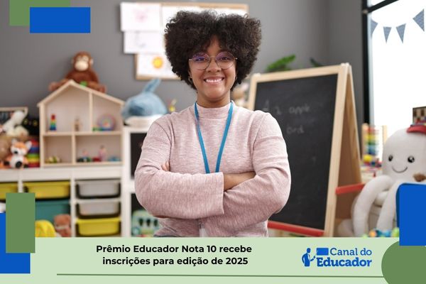 Professora negra de braços cruzados em sala de aula da educação infantil