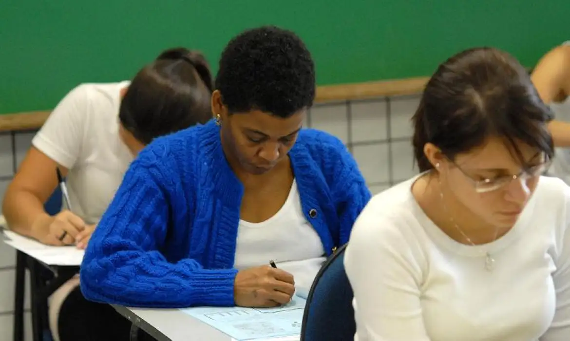 Candidatas em sala de aplicação de provas do Encceja.