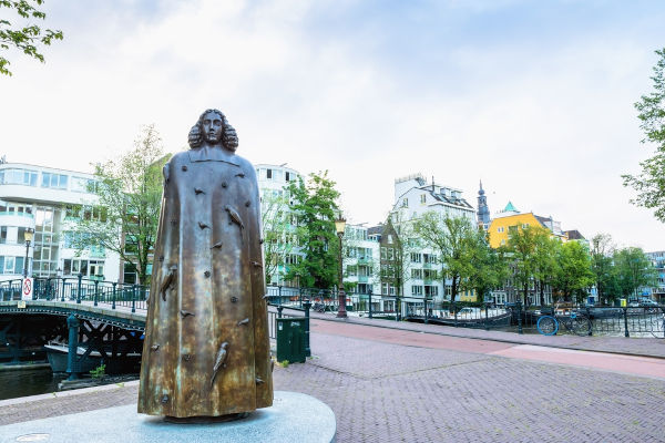 Estátua de Baruch Spinoza em Haia, a capital administrativa da Holanda.