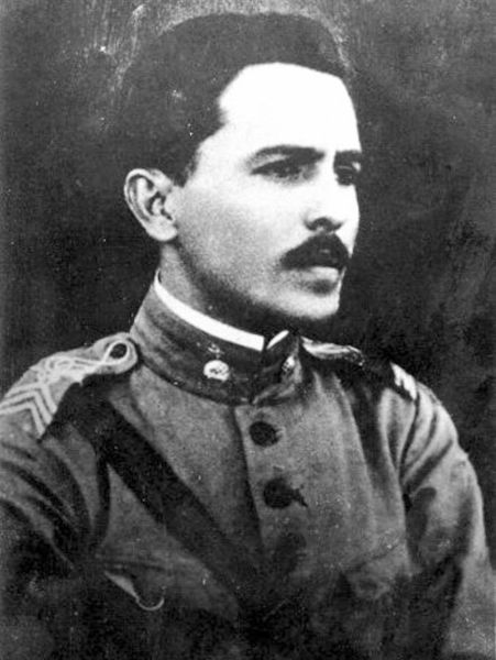 Luís Carlos Prestes, líder da Coluna Prestes, em fotografia de 1935.
