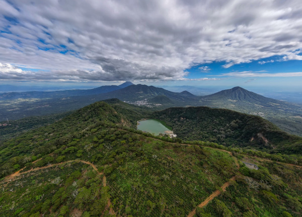 Vista aérea de cadeias de montanhas no relevo de Honduras.