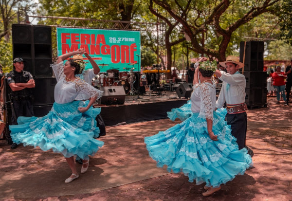 Dois casais dançando galopa, dança folclórica do Paraguai.