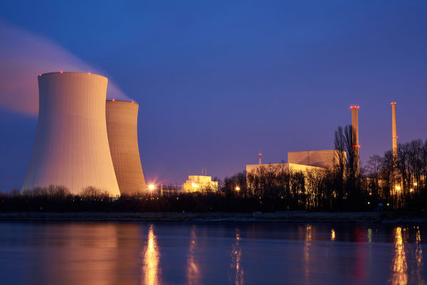 Vista de uma usina de fissão nuclear.