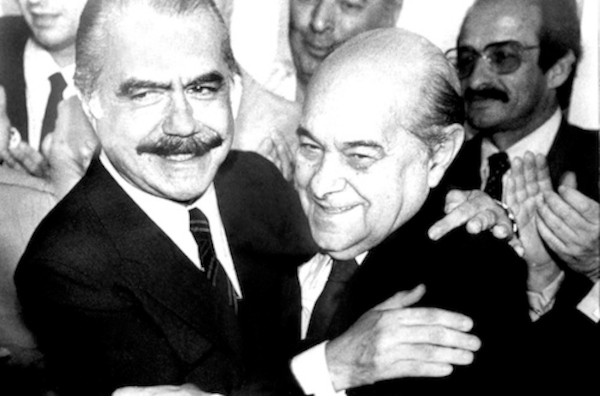 Tancredo Neves e José Sarney abraçados, comemorando a eleição que marcou o fim da Ditadura Militar no Brasil.