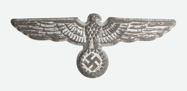 Águia com asas abertas feita de metal, um símbolo do nazismo.