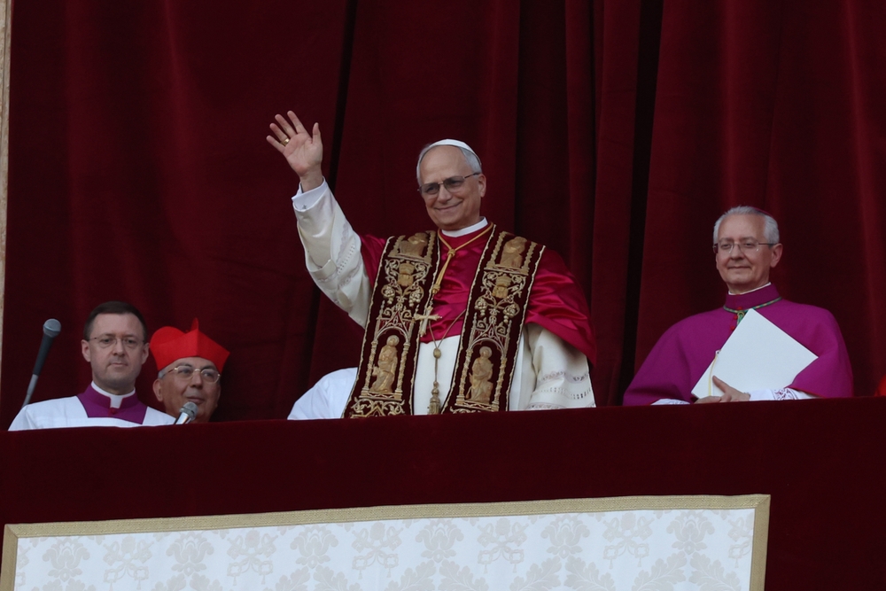 Primeira aparição, na sacada da Basílica de São Pedro, de Robert Prevost como papa Leão XIV.