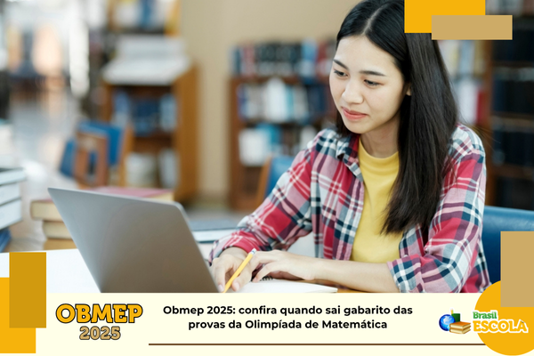 estudante oriental olhando para computador