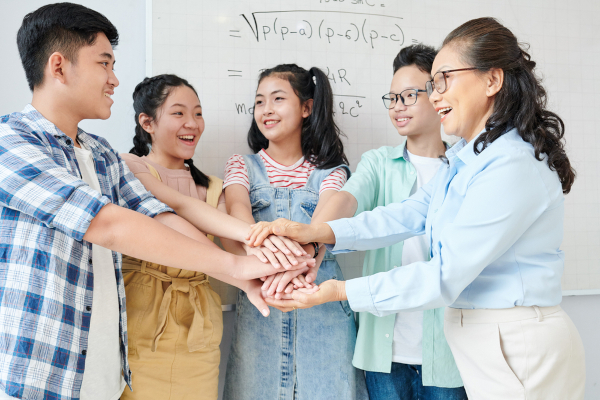 olimpiadas cientificas estudantes e professora orientais